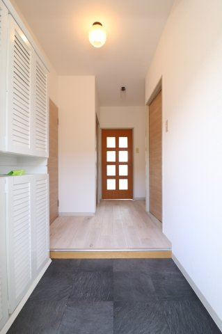 サンハイツ沢良宜西の玄関