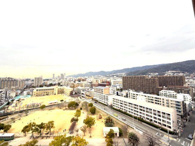 エルヴェール神戸本山アーバンライフの展望|2026年3月上旬北西向き眺望
前面が公園の為、開放感があり六甲山も見ることができます。