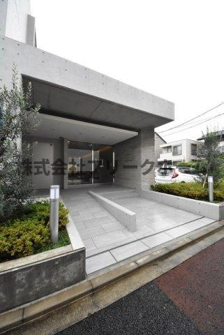 武蔵野市西久保１丁目の賃貸マンションのエントランス
