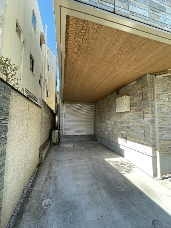 パイン ルミエールの駐車場|屋根付駐車場