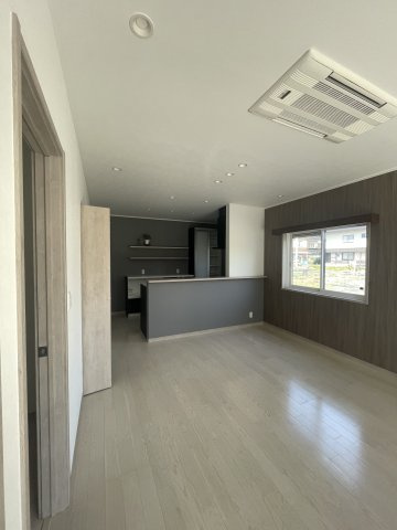 畠敷の家の居間・リビング|東と南に面したリビングダイニング。