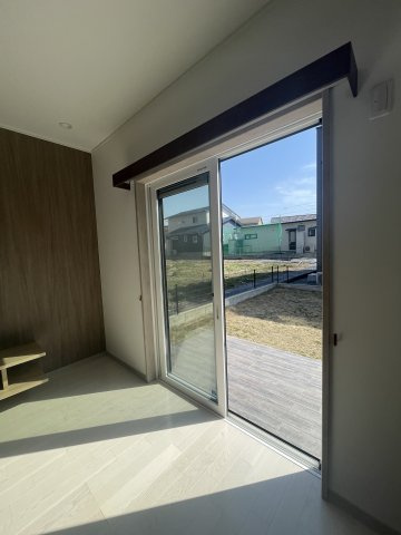 畠敷の家の居間・リビング|リビングの南側は庭に面しています。ガーデンデッキが広がりを演出