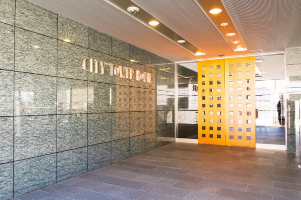 【エントランス】 | 【エントランス】エスカレーターを上がると、上質な雰囲気あふれる、レジデンスの玄関口へ！