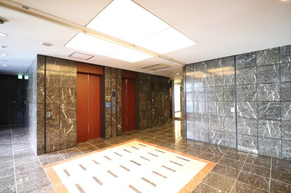 【その他共用部分】 | 【エレベータービューホール】高層階では、大きな窓から、梅田方面を望む北側の眺望が美しく広がります！