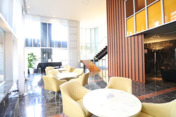 【ロビー】 | 【アトリウムラウンジ】心地よい音楽と、ラグジュアリーなインテリア！大きなガラスウォールで解放感◎