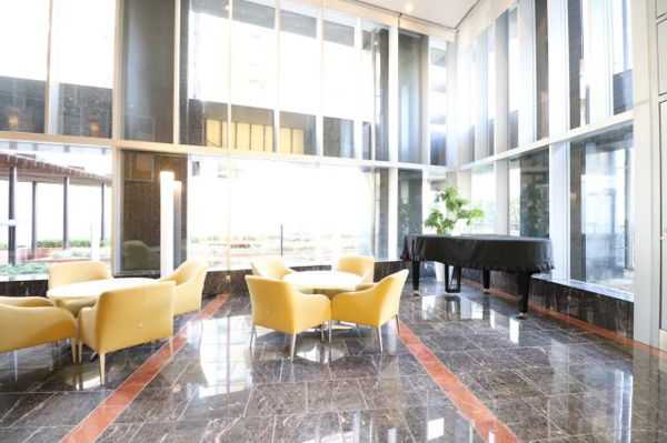 【ロビー】 | 【アトリウムラウンジ】自然光降り注ぐラウンジに、上質な家具を配置！天井高約5ｍ！2層吹抜の迎賓空間！