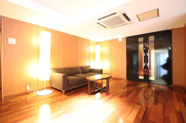 【ロビー】 | 【アッパーラウンジ】カリンのフローリングが美しい、パブリックな迎賓スペース！ホテルライクな雰囲気！