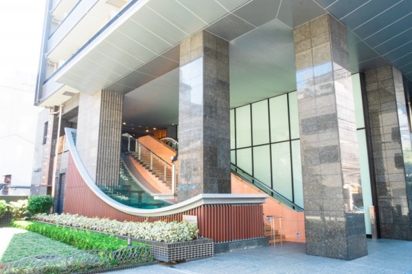  | 【エントランス外観】心穏やかになる、緑と光彩の清涼空間。豊かな植栽とデザイン性の高いファサード！