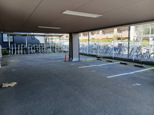 シャンブル高幡の駐車場