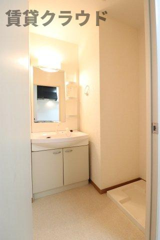 ロシニョルの洗面所|明るい洗面所です