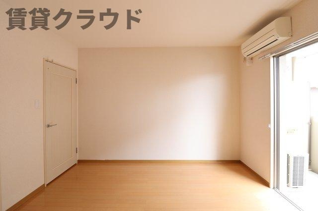 ロシニョルの寝室|広くて明るい寝室