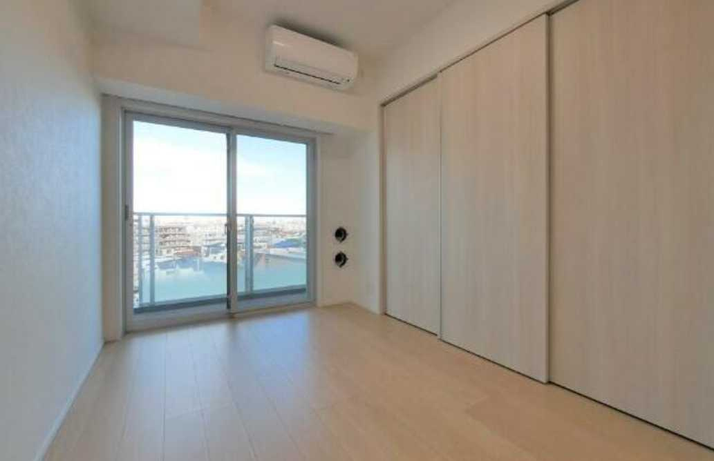 プレミアムキューブ上野毛＃mo　ペット相談　ネット無料　築浅の居間・リビング