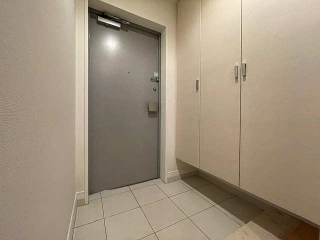 アーサー飯倉ヒルズの玄関|玄関は人感センサー照明付き・大型シューズボックスが設置されています。