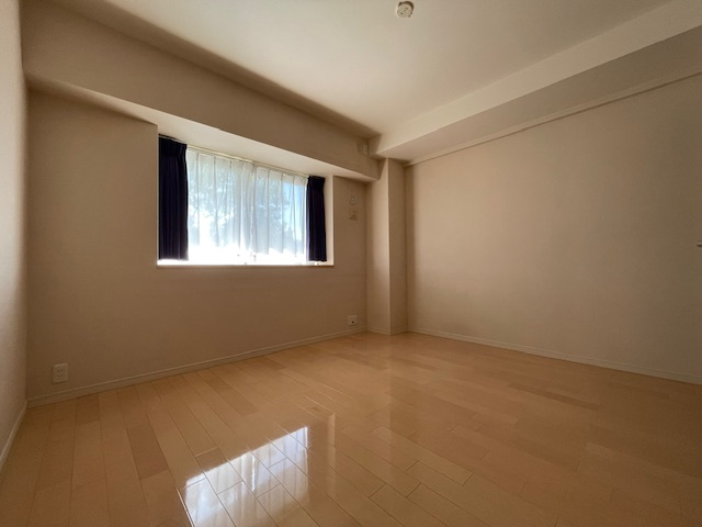 アーサー飯倉ヒルズの洋室|南側の主寝室は7.0帖のゆとりある広さ。おしゃれな出窓付き。