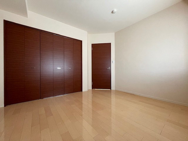 アーサー飯倉ヒルズの洋室|7.0帖の主寝室には3枚折れ戸のクロゼットが完備されており、収納力大です。