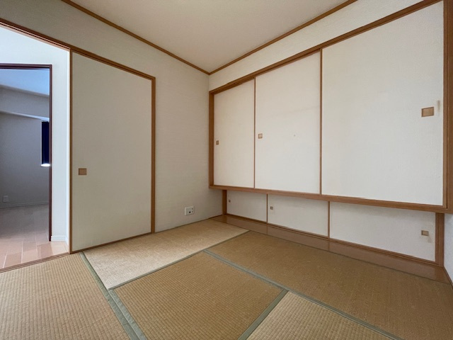 アーサー飯倉ヒルズの和室|4.5帖の和室は吊り押し入れが完備されています。収納力はそのままでお部屋が広く使えます。