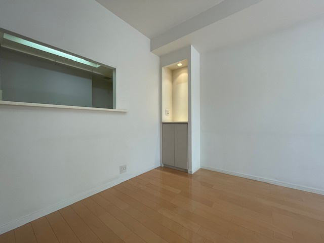 アーサー飯倉ヒルズの居間・リビング|リビングにはTEL台が設置されています。リビング収納としてお使いいただけます。