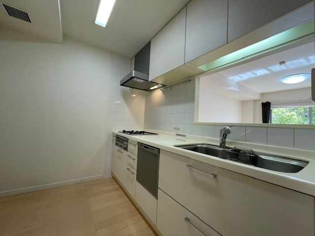 アーサー飯倉ヒルズのキッチン|明るい色を基調としたキッチンは対面。大変丁寧にお使いです。