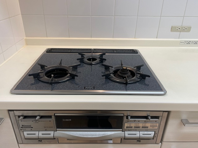 アーサー飯倉ヒルズの設備|三口のガスコンロが大変丁寧にお手入れされております。