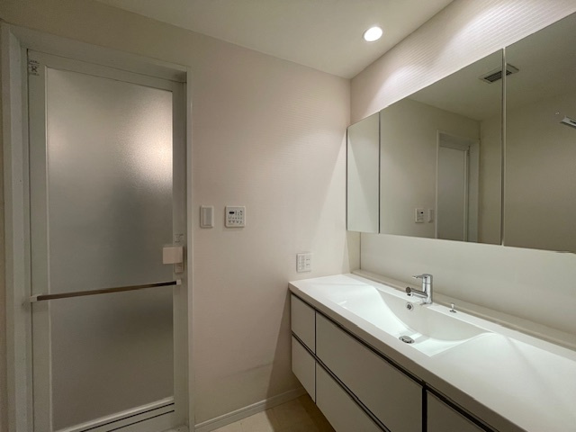 アーサー飯倉ヒルズの独立洗面台|白を基調とした３面鏡付きの洗面台は大変丁寧にお手入れされております。