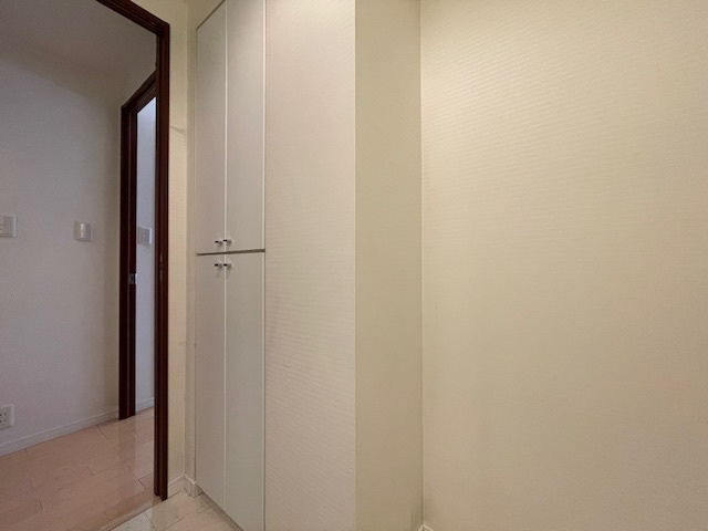 アーサー飯倉ヒルズのその他|洗面所には扉付きのリネン庫が設置されています。収納力があるので助かりますね。