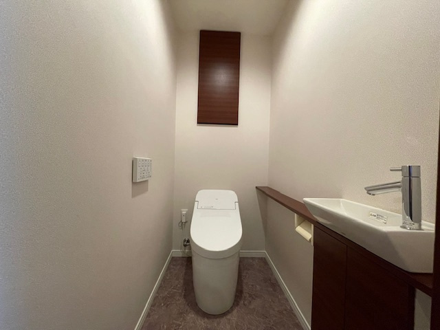 アーサー飯倉ヒルズのトイレ|2025年にトイレを新品に交換済です。手洗いも設置されており便利ですね。