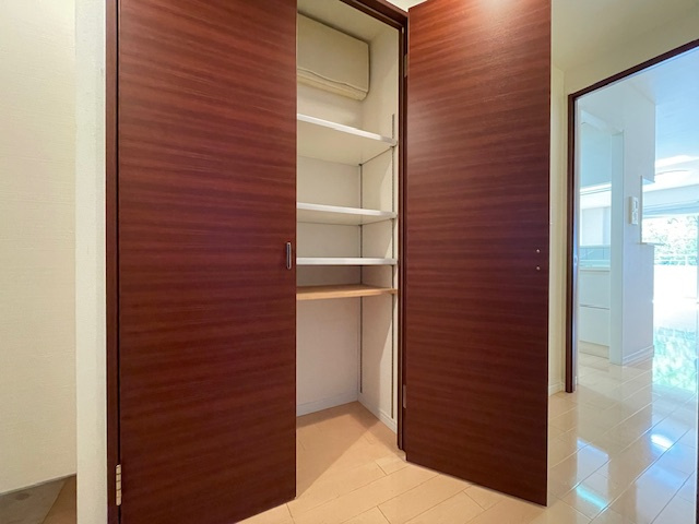 アーサー飯倉ヒルズのその他|廊下には大型収納があるので掃除道具や背の高い荷物なども収納できます。