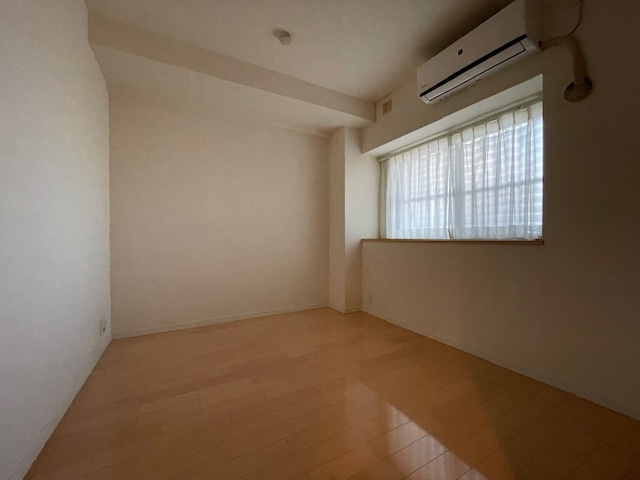 アーサー飯倉ヒルズの洋室|5.4帖の洋室にはエアコン設置済。おしゃれな出窓もあって使い勝手が良いですね。