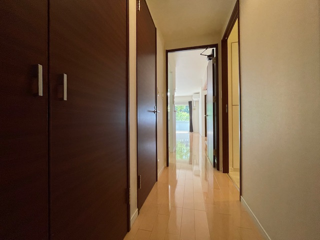 アーサー飯倉ヒルズのその他|室内の床は明るい色で統一されており、大変丁寧にお手入れされております。