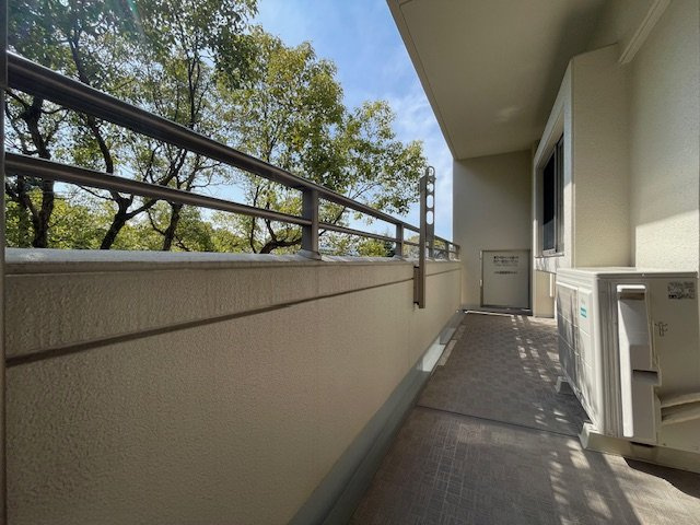 アーサー飯倉ヒルズのバルコニー|奥行約1.7mのバルコニーです。プライバシーが確保されている設計です。