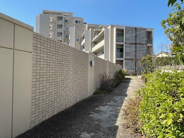 アーサー飯倉ヒルズの外観|白を基調とした明るい外観です。2020年に大規模修繕工事が完了しております。