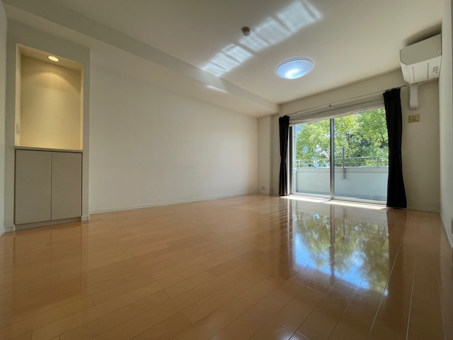 アーサー飯倉ヒルズの居間・リビング|リビングの横幅は約3.6mあるのでリビングセットはゆったりと置けます。