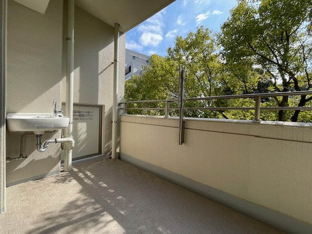 アーサー飯倉ヒルズのバルコニー|バルコニーにはスロップシンクが設置されています。周辺は緑に囲まれていて癒されます。