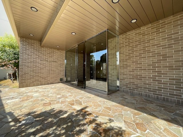 アーサー飯倉ヒルズのその他共用部分|マンションエントランスは石畳とガラス扉の上品な意匠で皆様を温かくお迎えします。