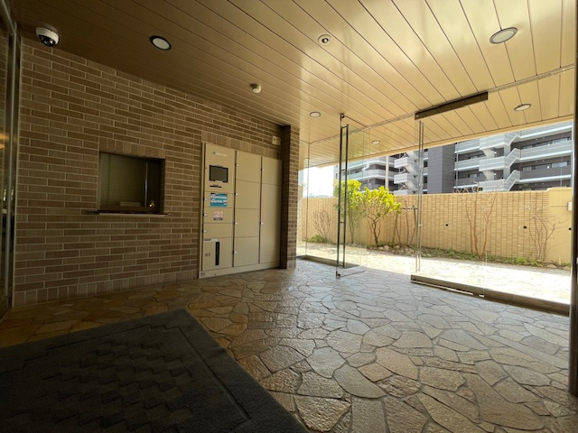 アーサー飯倉ヒルズのその他共用部分|風除室の中には宅配ボックスが完備されております。