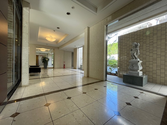 アーサー飯倉ヒルズのその他共用部分|マンションエントランス内部は白を基調とした明るい意匠で統一されています。