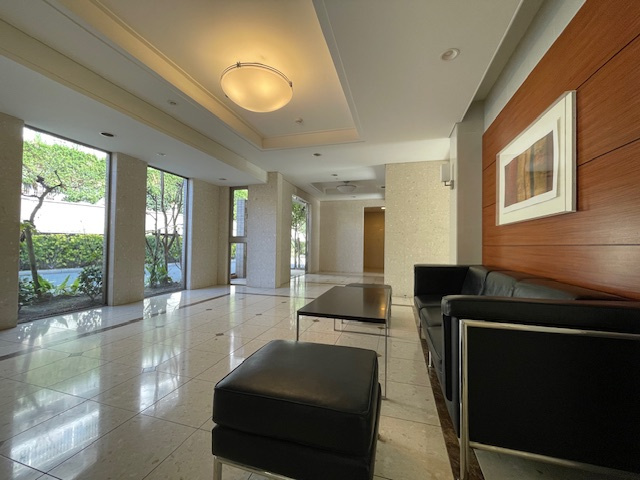 アーサー飯倉ヒルズのその他共用部分|ちょっとした待ち合わせにも便利な家具付き。自然光が入り、明るいエントランスとなっています。