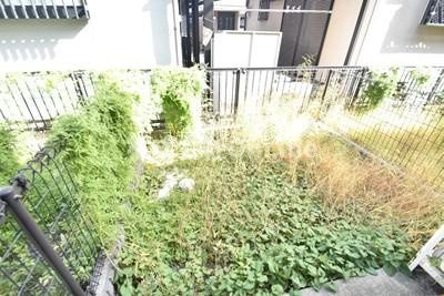 レオパレスヴィヴァーチェ青山の庭