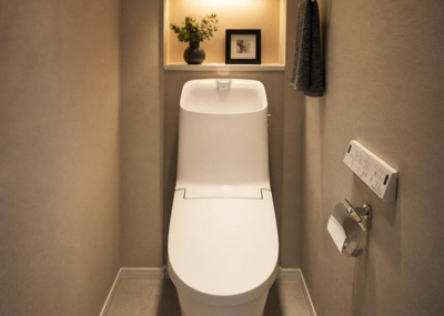 【トイレ】 | エストラーセ長池第５号棟 | バス・トイレ別仕様の温かみのあるトイレ空間です。独立した配置となっているためプライバシーもしっかり確保されています。清潔に保ちやすく、毎日快適にご使用いただける衛生的な設備が整えられています。