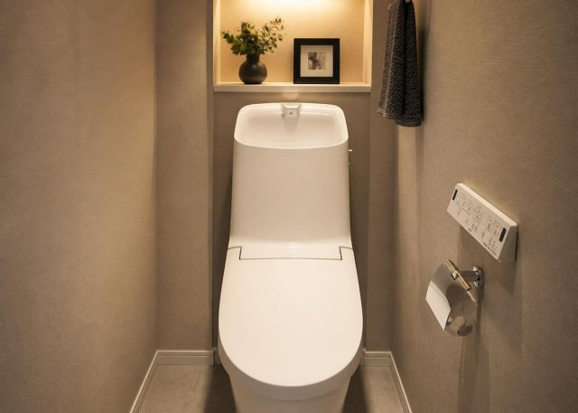 【トイレ】 | エストラーセ長池第５号棟 | バス・トイレ別仕様の温かみのあるトイレ空間です。独立した配置となっているためプライバシーもしっかり確保されています。清潔に保ちやすく、毎日快適にご使用いただける衛生的な設備が整えられています。