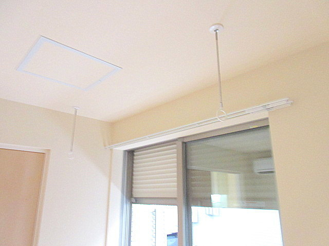 アクシス池袋本町のその他|★防犯シャッター　室内物干しフック
