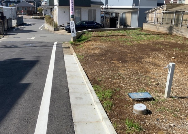 【外観】 | 土地購入を検討されている場合、境界杭がない状態で購入してしまうと境界確定測量をする必要があり、費用がかかります。購入の前に、売主、隣土地所有者立ち合いのもと境界を確定し境界杭を設置するのがベストです。