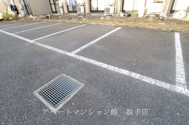 レオパレスフェリーチェ南新木の駐車場