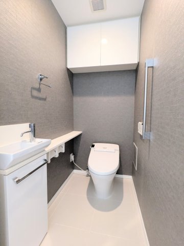 シティハウス新御徒町ステーションコートのトイレ|～手洗器ならびに吊戸棚付きのトイレ写真～