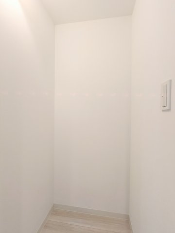 シティハウス新御徒町ステーションコートの収納|～廊下内 収納写真～