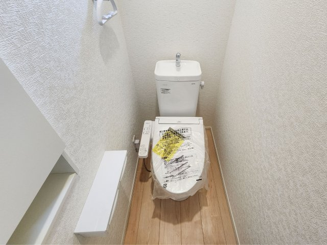 糟屋郡篠栗町田中3丁目第3-2棟（1号棟）の内観：施工例|トイレ・ウォシュレット付。快適で衛生的な洗浄機能付温水シャワートイレです。収納や手すりもついてます。