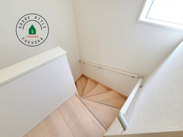 糟屋郡篠栗町田中3丁目第3-2棟（1号棟）の内観：施工例|＜手すり付階段＞手すりがないと階段の昇り降りで危険なことはもちろん、壁に手をつきながら歩くことで壁紙が汚れやすくなります。すべての方に快適に昇り降りしていただくため、手すりを設置しました。