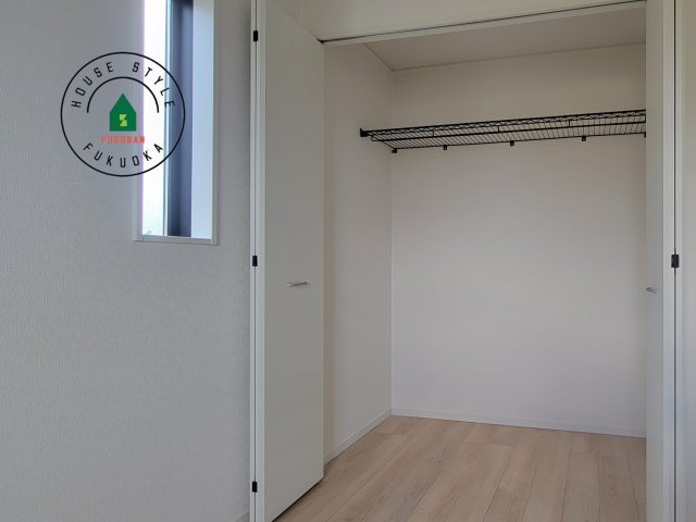 糟屋郡篠栗町田中3丁目第3-2棟（1号棟）の内観：施工例|【WIC（ウォークインクローゼット）】 たくさんの洋服をかけてもシワになりにくいウォークインクローゼット。洋服以外にも、普段使わない家電やスーツケース、ストック品など何でも片付く嬉しい空間です。