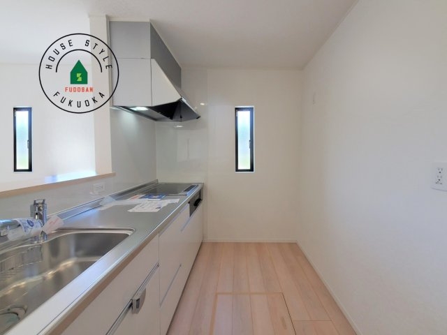 糟屋郡篠栗町田中3丁目第3-2棟（1号棟）の内観：施工例|カウンターキッチンなら、リビングで遊ぶ子供の様子を見ながら料理ができるので安心です。料理を運んでもらったり、子供にお手伝いしてもらいやすいのもいいですね。