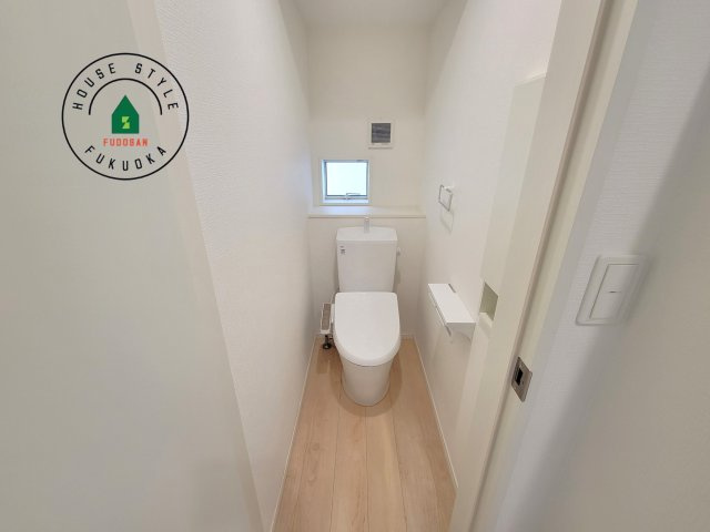 福岡市南区野多目6丁目第5-1棟（1号棟）の内観：施工例|トイレ・ウォシュレット付。快適で衛生的な洗浄機能付温水シャワートイレです。収納や手すりもついてます。